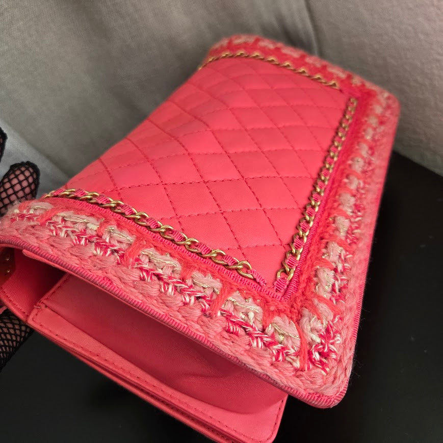 Sac Boy Chanel en cuir rose corail et garniture en tweed