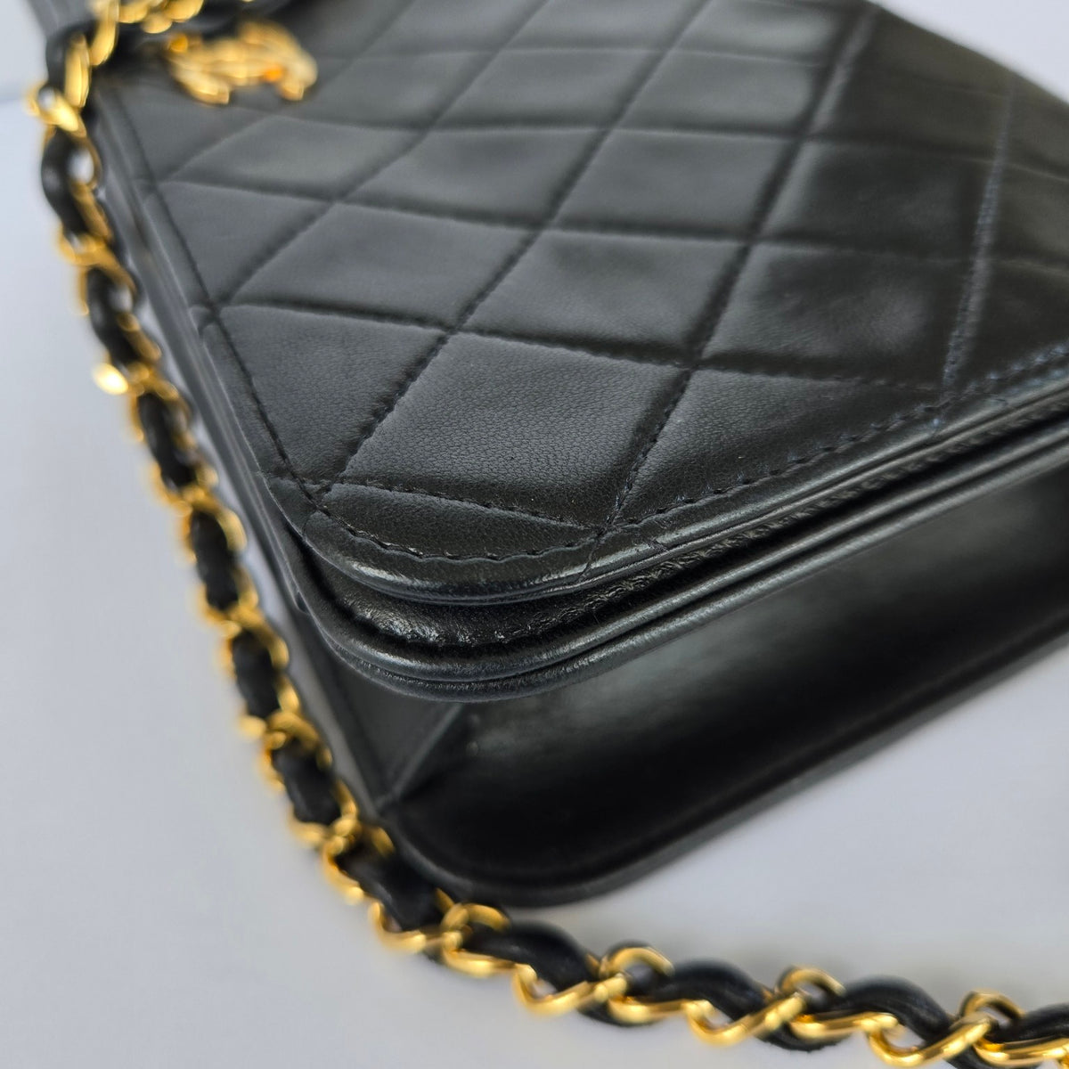 CHANEL VINTAGE MATELASSE LAMBSKIN CHAIN SHOULDER BAG