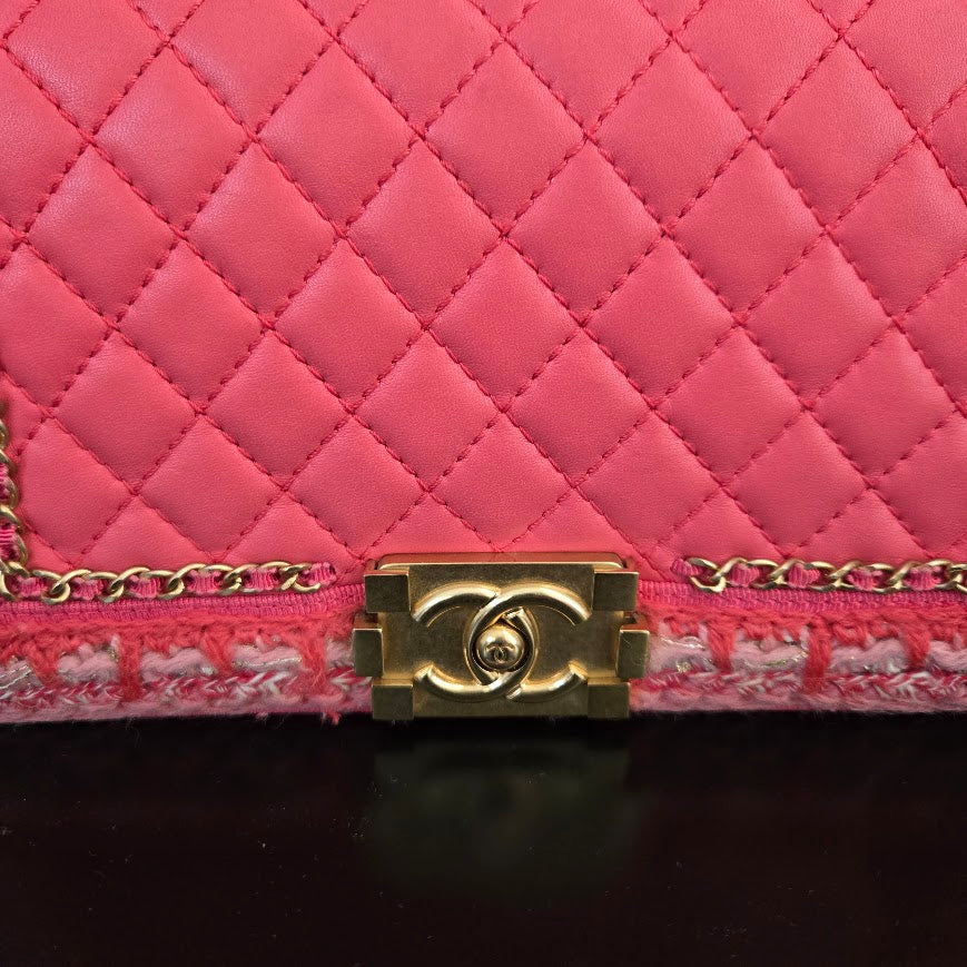 Sac Boy Chanel en cuir rose corail et garniture en tweed