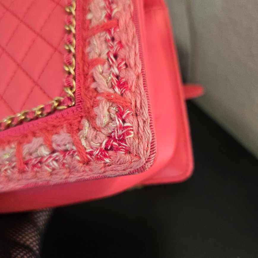 Sac Boy Chanel en cuir rose corail et garniture en tweed
