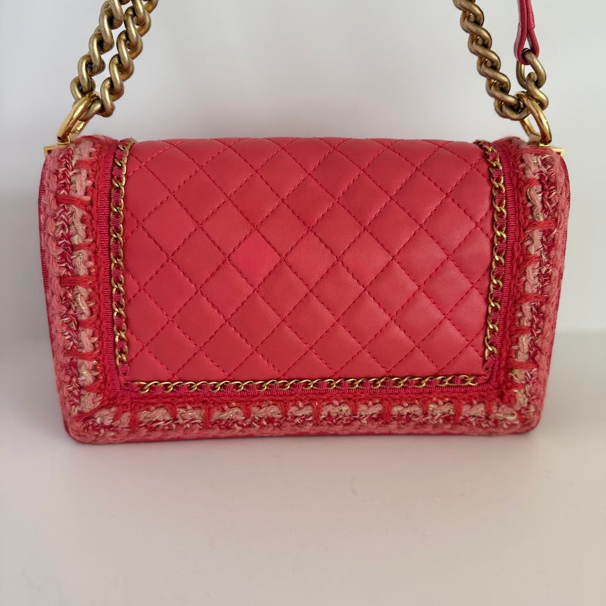 Sac Boy Chanel en cuir rose corail et garniture en tweed
