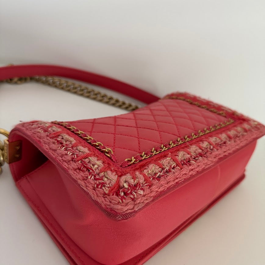Sac Boy Chanel en cuir rose corail et garniture en tweed