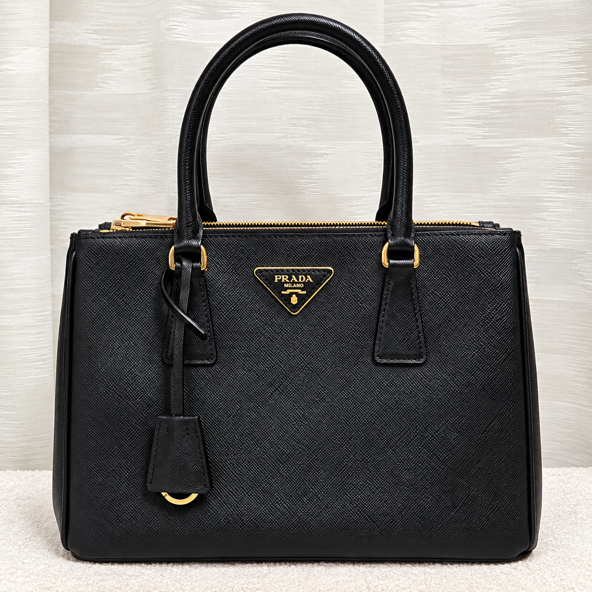 PRADA GALLERIA SAFFIAN LUXE TOTE BAG.