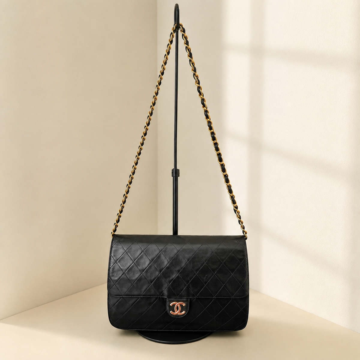 Sac bandoulière Chanel vintage en cuir matelassé noir