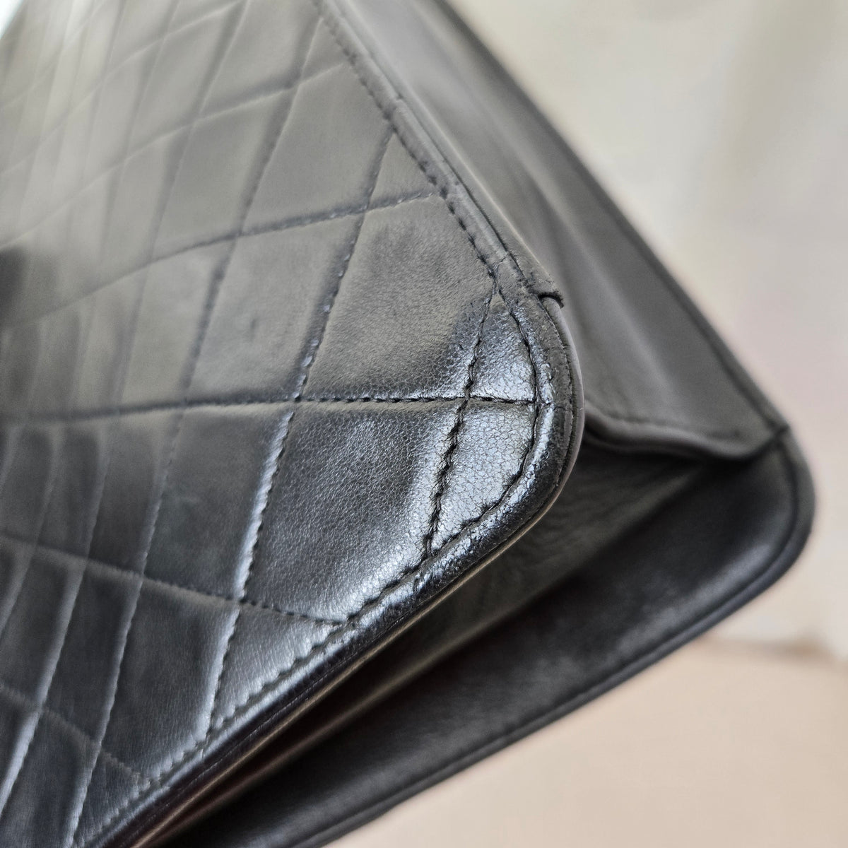 Sac bandoulière Chanel vintage en cuir matelassé noir