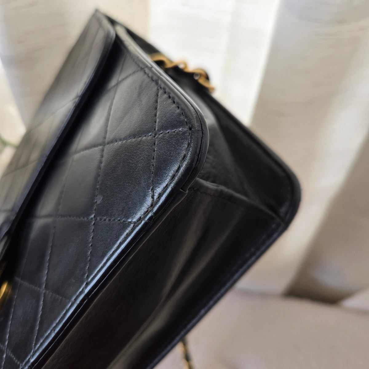 Sac bandoulière Chanel vintage en cuir matelassé noir